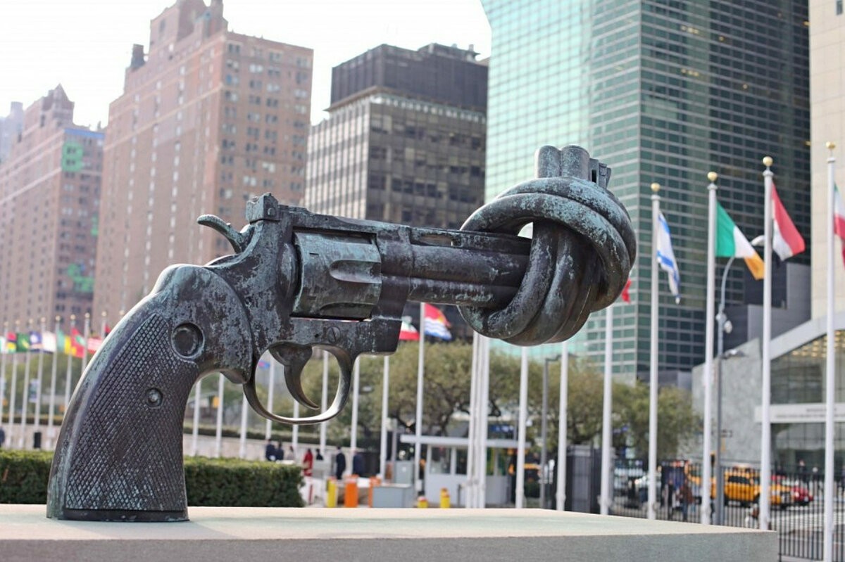 статуя у здания оон мир и безопасность