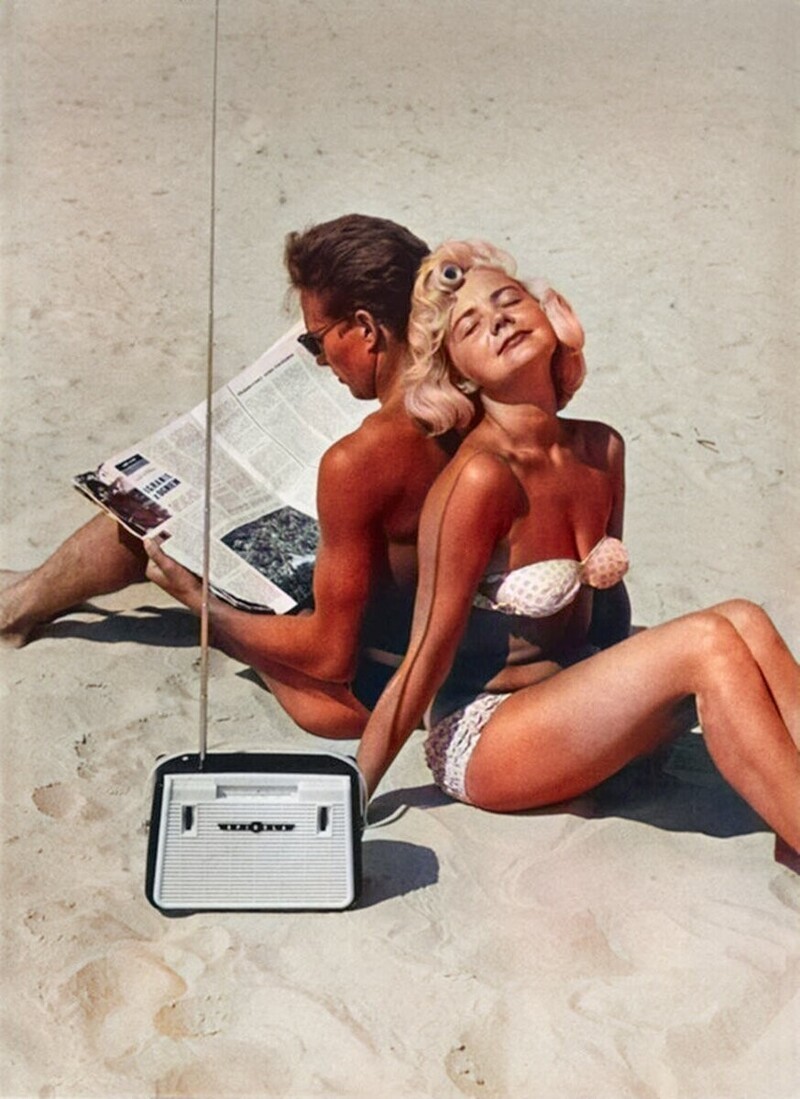 Пара загорает под солнцем Юрмалы, 1960 год.