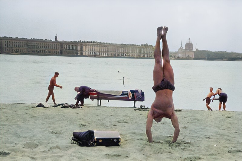 На пляже у Петропавловской крепости, 1957 год.