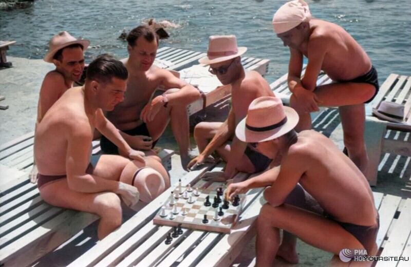 Отдыхающие играют в шахматы на пляже ялтинского санатория, 1958 год.