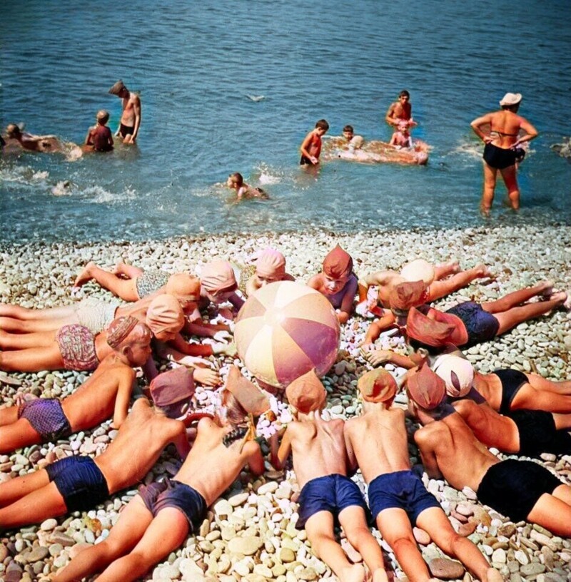  Дети на пляже Черного моря, 1967 год.