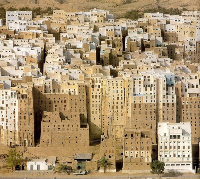 Шибам Хадрамаут, город в Йемене с 5-11-этажными небоскребами из глиняного кирпича, некоторые из которых построены в 1500 году. В основном это жилые дома