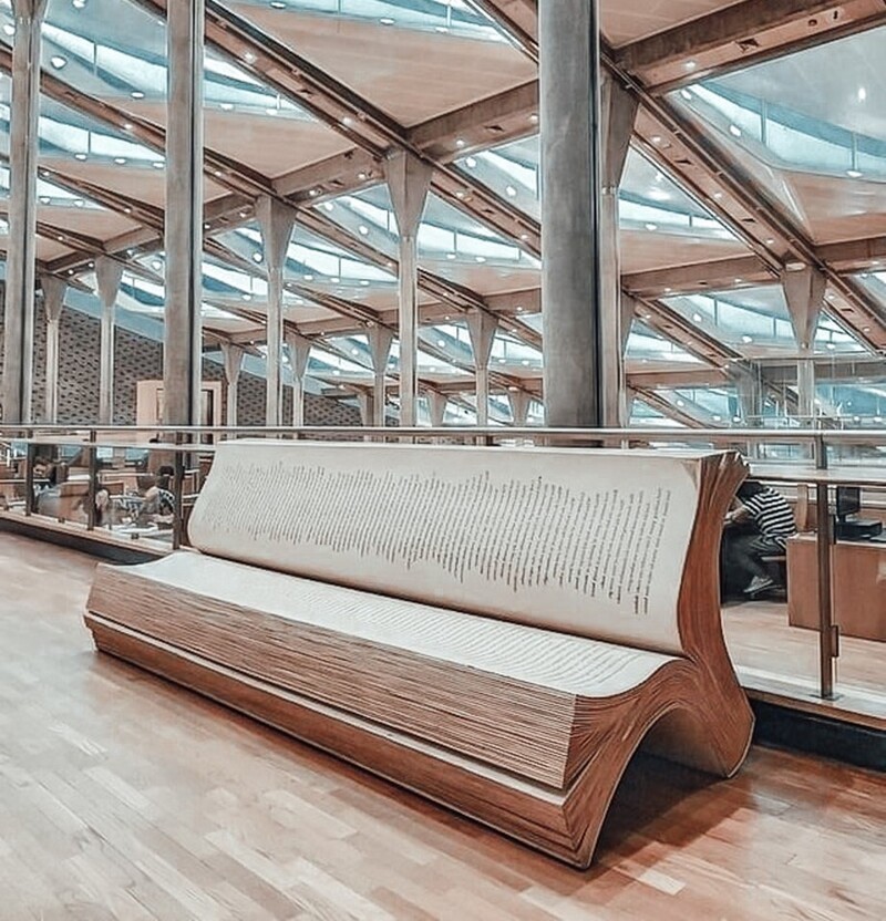 Скамья в Александрийской библиотеке