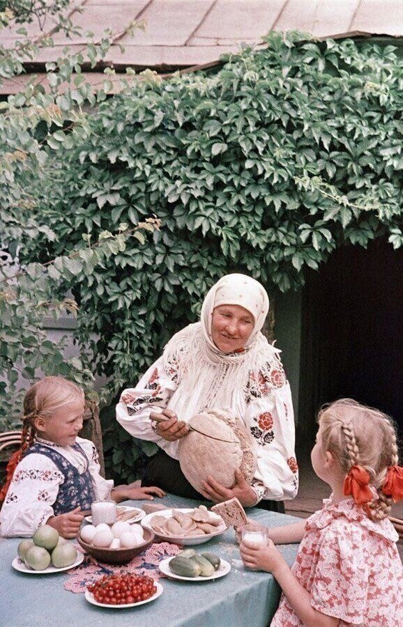 Завтрак у бабушки, УССР, 1960-е.