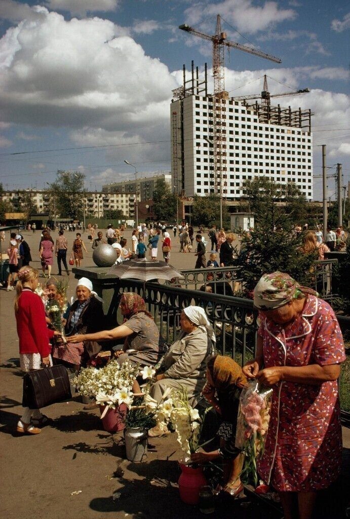 Привокзальная площадь в Новосибирске. На заднем плане строится 24-х этажная гостиница «Новосибирск». 70-е гг.