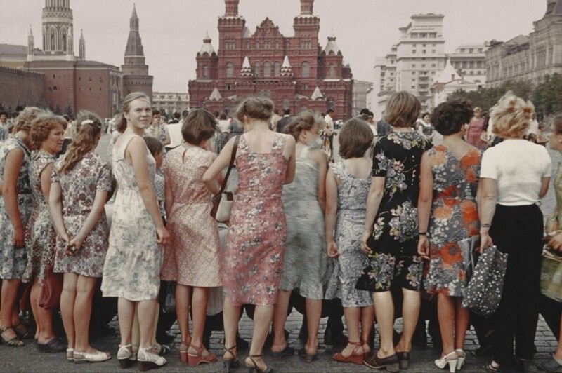 Девушки на Красной Площади. Фото Б. Савельев, 1981 год.