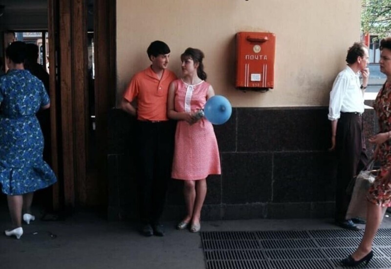 Влюбленные у почтового ящика. Станция метро Сокольники. Фото Г. Одднер, 1966 год.
