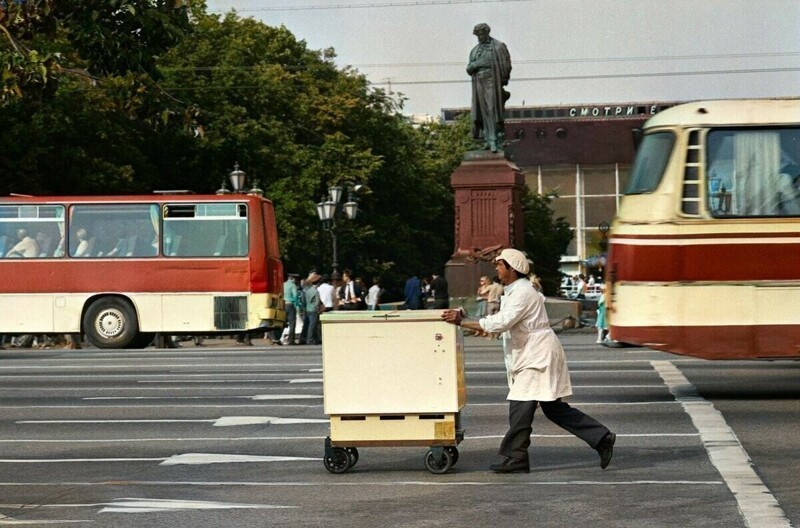 Мороженщик на улице Горького, 1980-е.