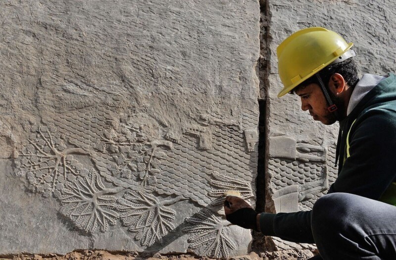 Восстанавливая разрушенный памятник архитектуры, археологи нашли древние резные рельефы