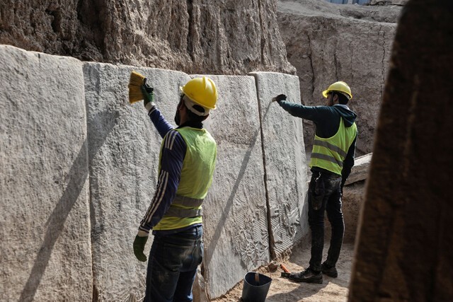 Восстанавливая разрушенный памятник архитектуры, археологи нашли древние резные рельефы