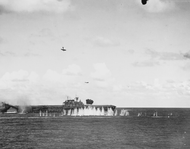 Японская авиация атакует USS Hornet (CV-8) во время битвы у островов Санта-Крус. 26 октября 1942 год