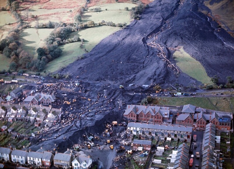 Вид с воздуха на деревню Аберфан после оползня с угольного отвала, в результате которого погибли 116 детей и 28 взрослых. Уэльс, 1966 год