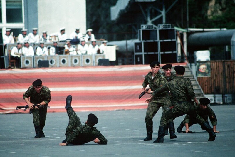 Советские морпехи проводят показательный рукопашный бой для гражданских и американских моряков, посетивших Владивосток в рамках программы обмена доброй волей между США и СССР, 1 сентября 1990 года