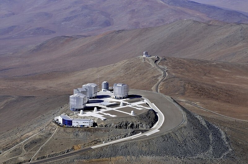 Вид с высоты птичьего полета на Очень Большой Телескоп в пустыне Атакама на севере Чили