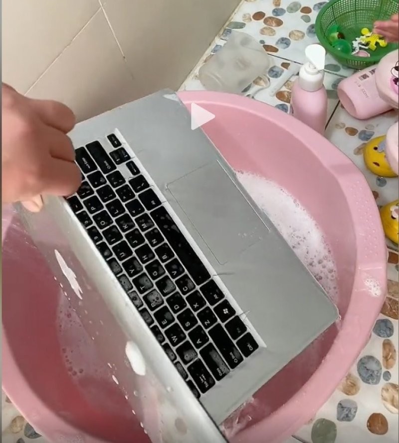 Дочка решила помочь папе и помыла его ноутбук водой с мылом