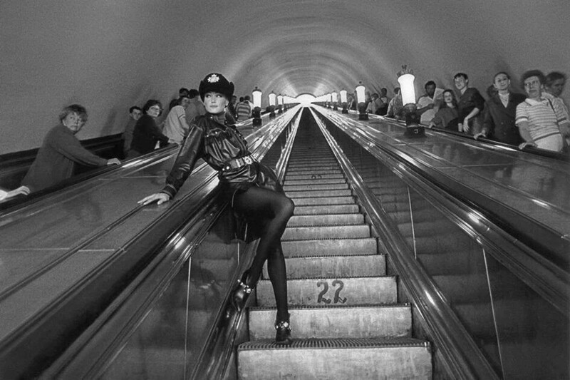 Карла Бруни во время фотосессии в метрополитене. 1992 год, Санкт-Петербург