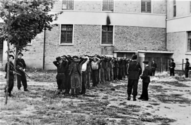 Французская милиция охраняет арестованных, подозреваемых в причастности к партизанам. Французское государство. 1944 год