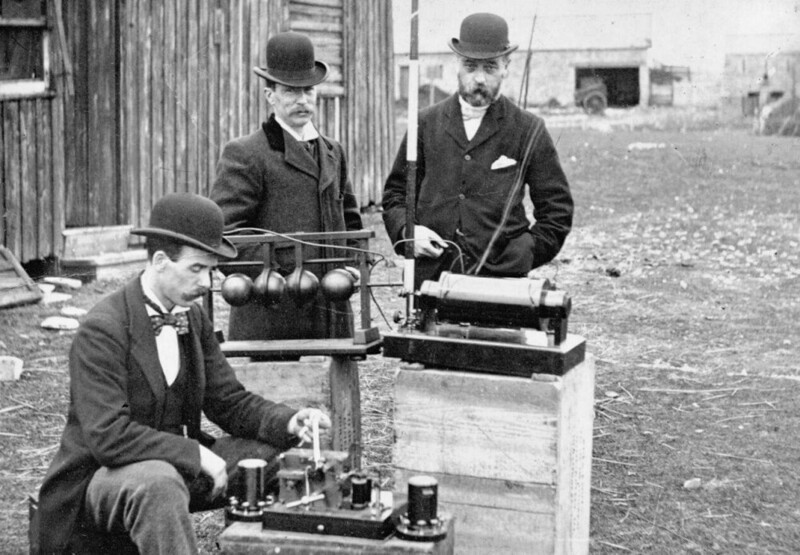 Инженеры почтового отделения осматривают беспроводное телеграфное оборудование Гульельмо Маркони 13 мая 1897 года