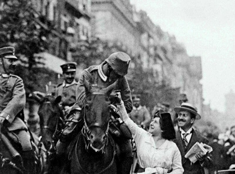 Мобилизация: мирные жители провожают немецких солдат на фронт, 1914 год