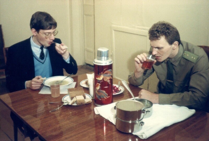  Матиас Руст обедает вместе с конвоиром во время перерыва в судебном заседании, 1987 год