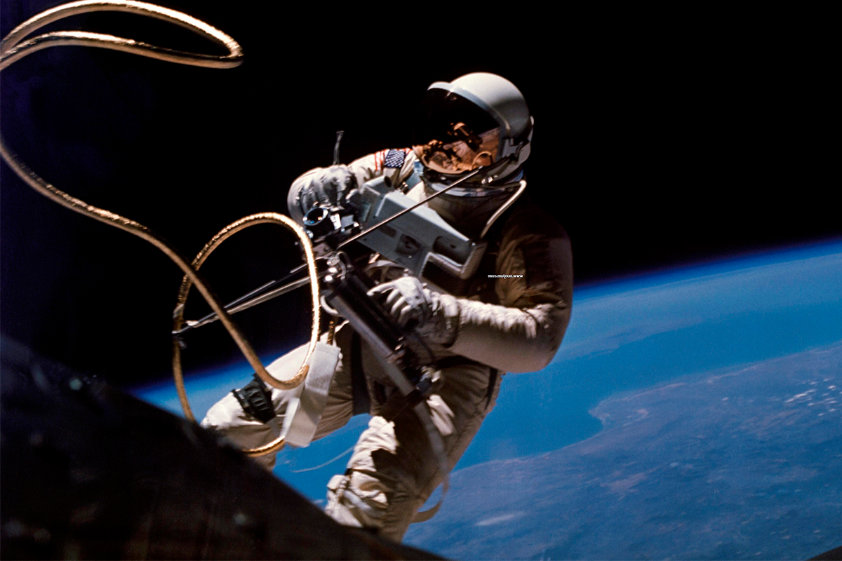 Первый выход человека в космическое пространство. Позывной Леонова в космосе. Первый выход американского астронавта в открытый космос. Леонов полет в космос. Космонавт в космосе.