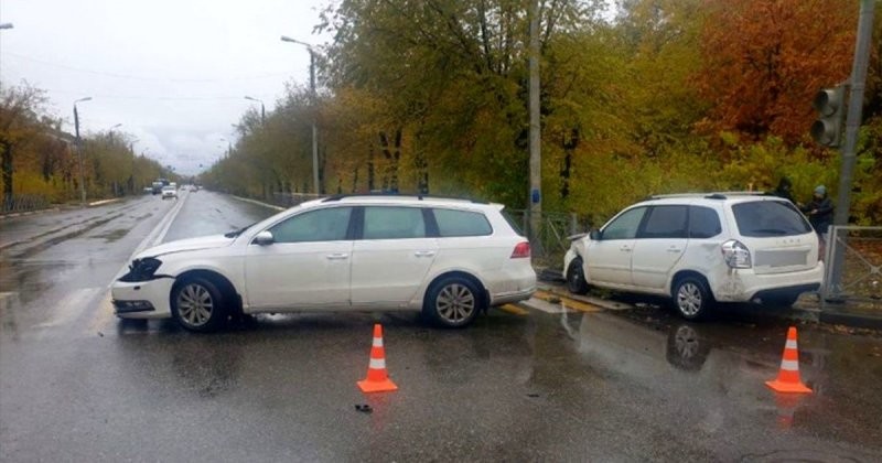 Водитель универсала устроил ДТП на перекрёстке в Волжском