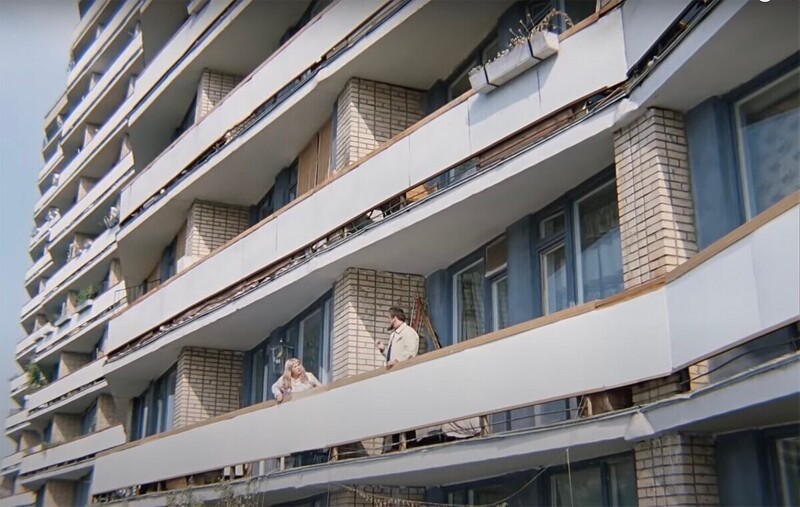 Изначально все балконы в доме были открытыми. Вот так это выглядело в фильме.