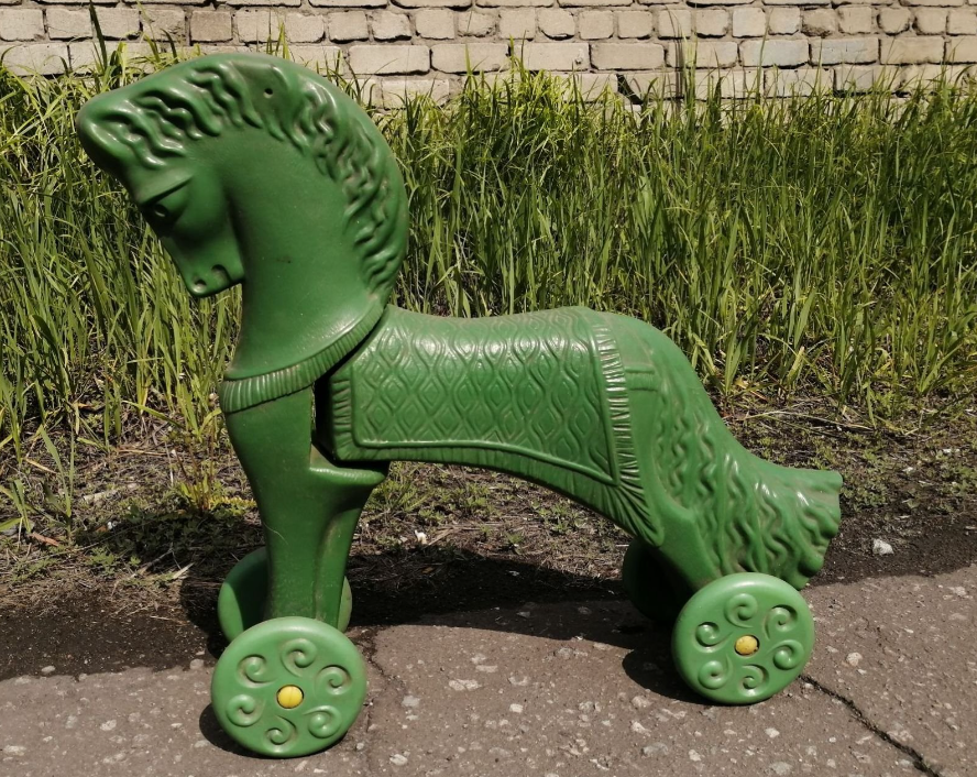 Движущиеся игрушечные лошадки времен СССР