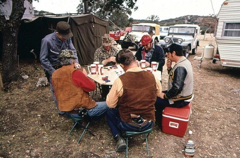 Ноябрь 1972 года. Техас. Охотники на оленей играют в покер. Фото Marc St. Gil.