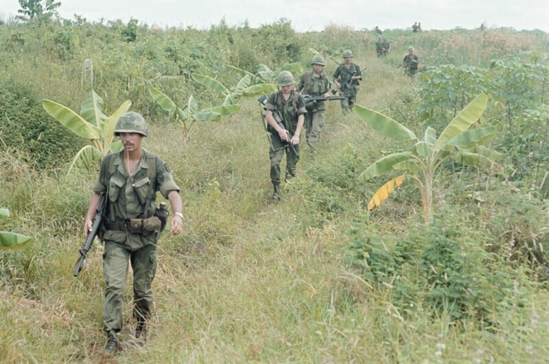 Ноябрь 1972 года. 2-й взвод роты Чарли, 87-го пехотного полка патрулирует территорию к северу от базы Пост Лонг Бинь, недалеко от Сайгона.