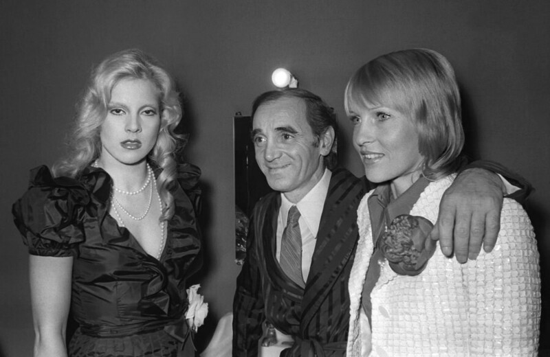 6 ноября 1972 года. Париж. Шарль Азнавур с женой Улле Торссель и певицей Сильви Вартан.