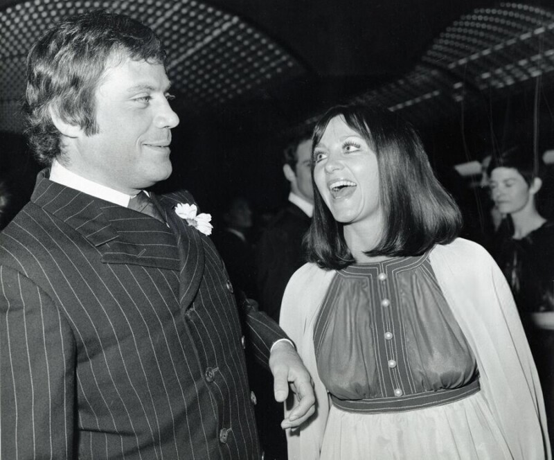 17 ноября 1972 года. Британский актер Оливер Рид и его любовница Джеки Дэрил на премьере фильма «Тройное эхо» (The Triple Echo). Оливер Рид сыграл в фильме одну из главных ролей.