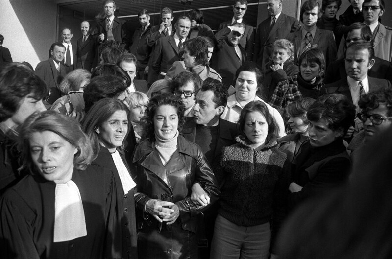 22 ноября 1972 года. Франция, Бобиньи. Мари-Клер Шевалье (четвертая слева в певом ряду) и ее адвокаты после вынесения оправдательного приговора по делу о тайном аборте.