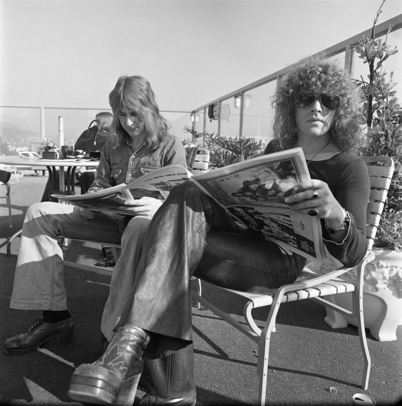 24 ноября 1972 года. Глэм-рокеры Ян Хантер и Мик Ральфс из Mott The Hoople у бассейна в Западном Голливуде. Фото Richard Creamer.