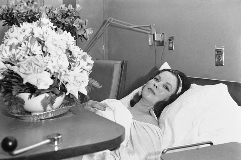 Ноябрь 1972 года. Американская актриса Ширли Темпл в больнице после операции (рак молочной железы). В США Ширли Темпл стала первой знаменитостью, открыто заявившей о характере операции.