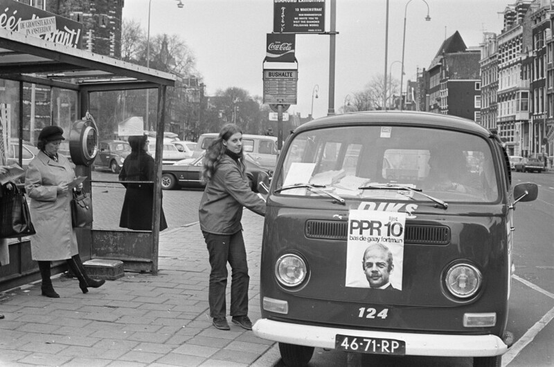 27 ноября 1972 года. Амстердам. Предвыборная кампания. Фургон с плакатом левохристианской PPR.