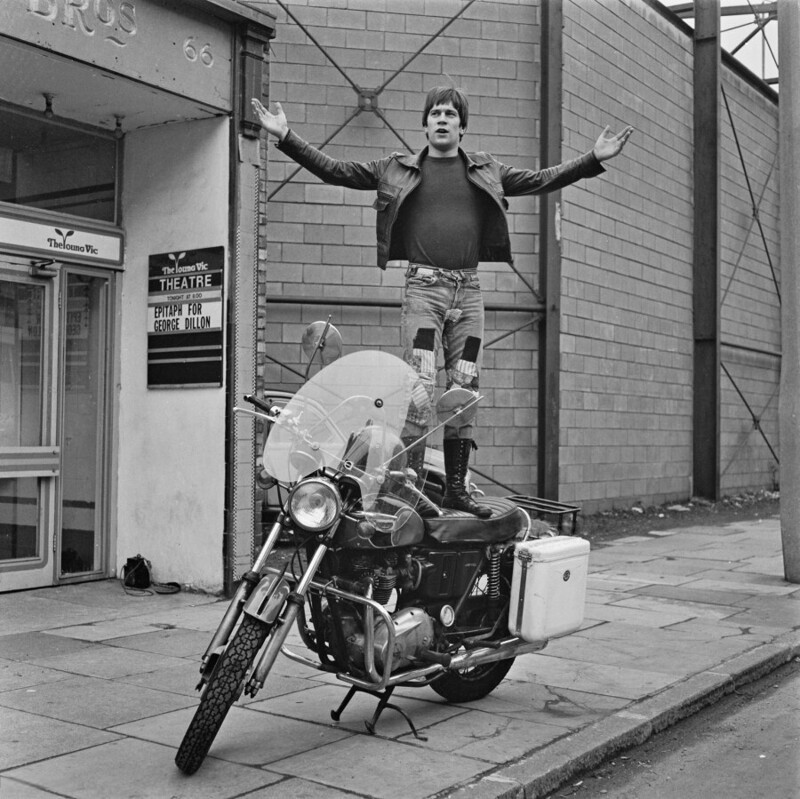 29 ноября 1972 года. Британский актер Никки Хенсон у театра «Янг Вик» в Лондоне.