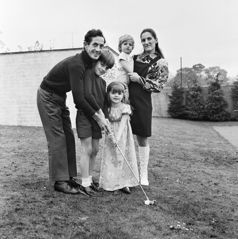 7 ноября 1972 года. Ирландия. Жокей Джонни Роу с семьей. Фото Bill Kennedy.