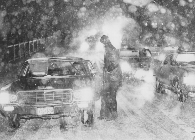 14 ноября 1972 года. Канада. Снежная буря вызвала пробки на шоссе № 10 в районе Брамптона. Фото Dave Norris.