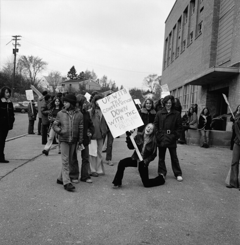 Ноябрь 1972 года. Анн-Арбор, Мичиган. Школьники протестуют против дисциплинарной политики школьного совета.