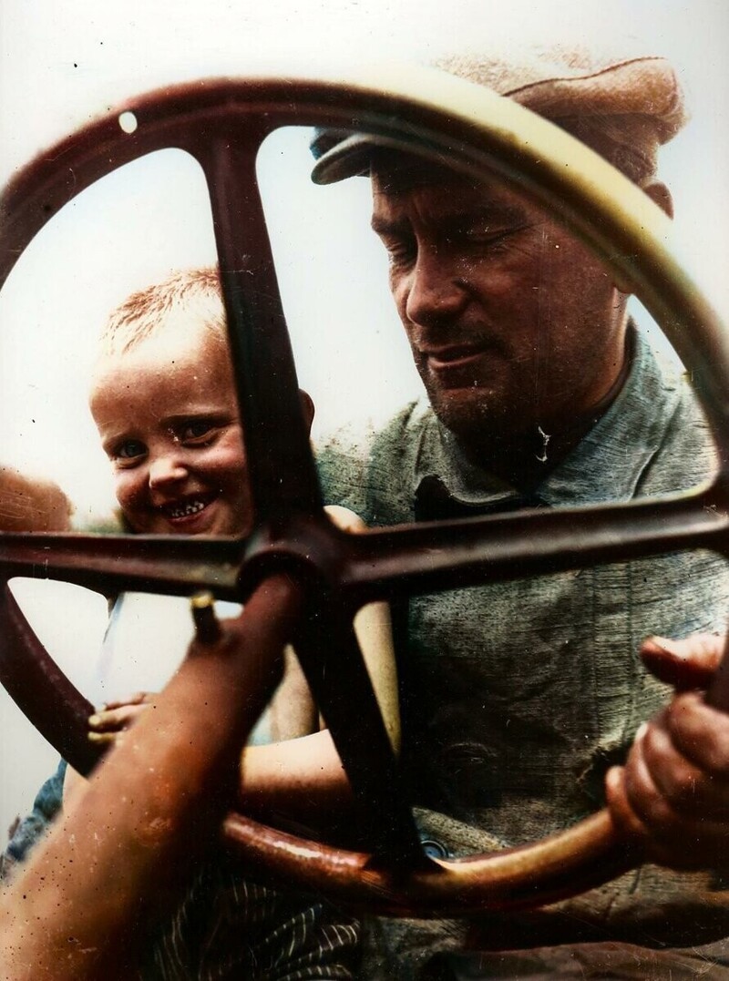 За рулем, 1937 год.  Водитель трактора со своим сыном. Кубань.