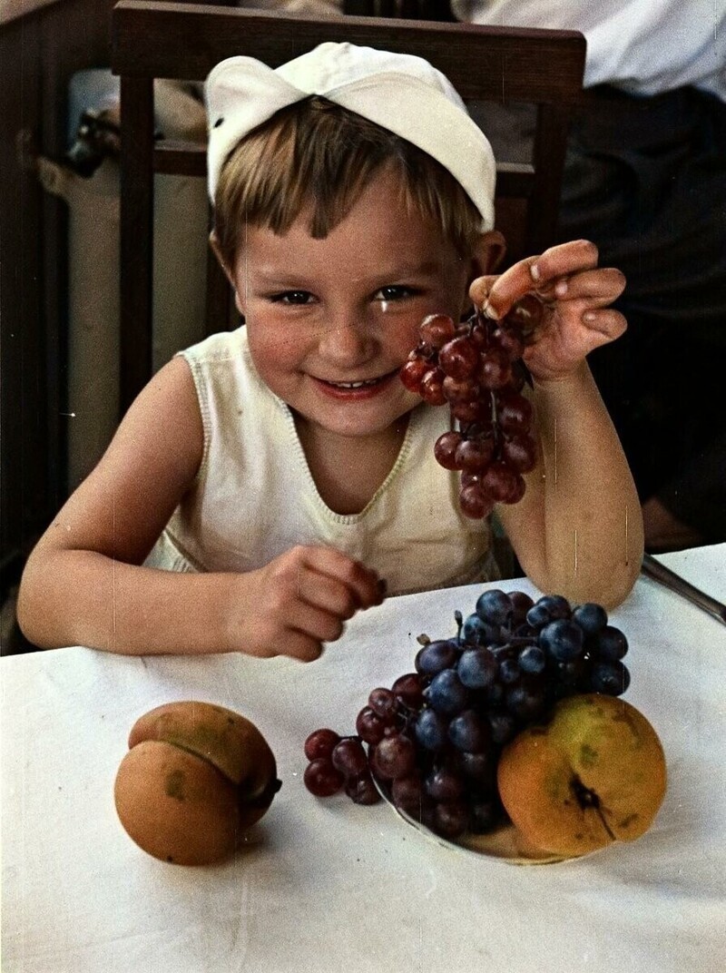 Девочка с фруктами.