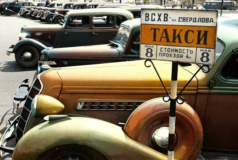 Стоянка такси. Москва, 1939 год.  Такси на Всесоюзной сельскохозяйственной выставке (ВСХВ).