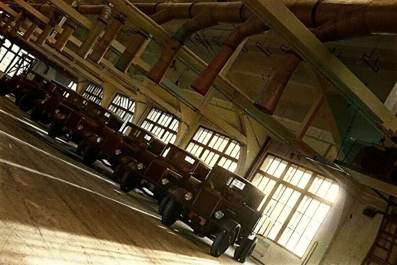 1932 год.  Пятитонные грузовики ЯГ-3 Ярославского государственного автомобильного завода №3, в гараже автопарка Моссельпрома в парке Пирогова. Москва.