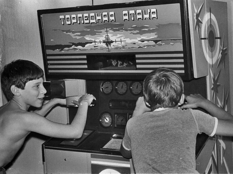 Игровой аппарат "Торпедная атака" производился на Серпуховском радиотехническом заводе с 1981 по 1991 год.