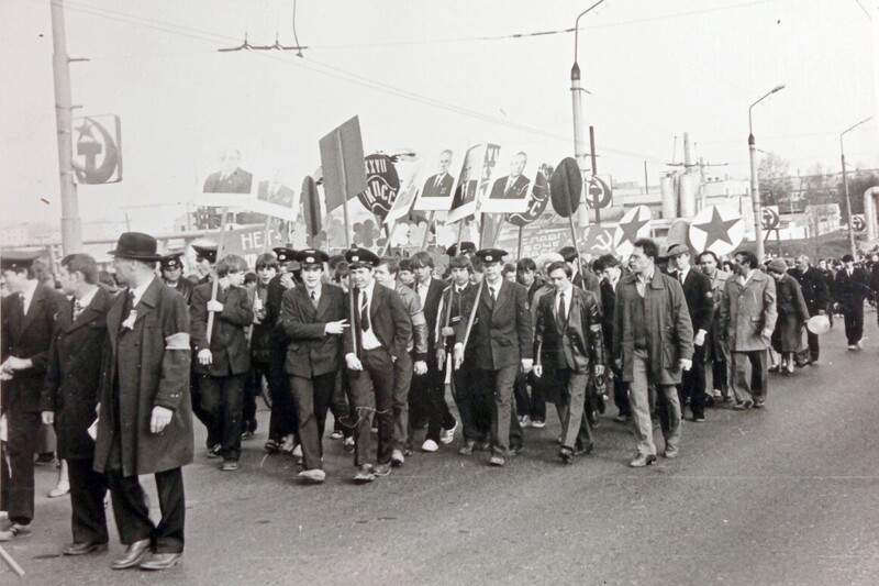 Учащиеся СПТУ-6 идут на первомайскую демонстрацию. 1986 год