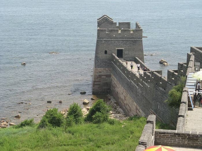 1. Так выглядит место, где заканчивается Великая Китайская стена протяженностью 21 196 км. Это восточный конец стены, у Желтого моря