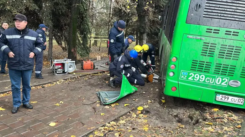 Авария дня. Жёсткое столкновение двух автобусов в Алматы