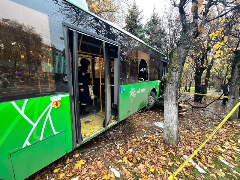 Авария дня. Жёсткое столкновение двух автобусов в Алматы