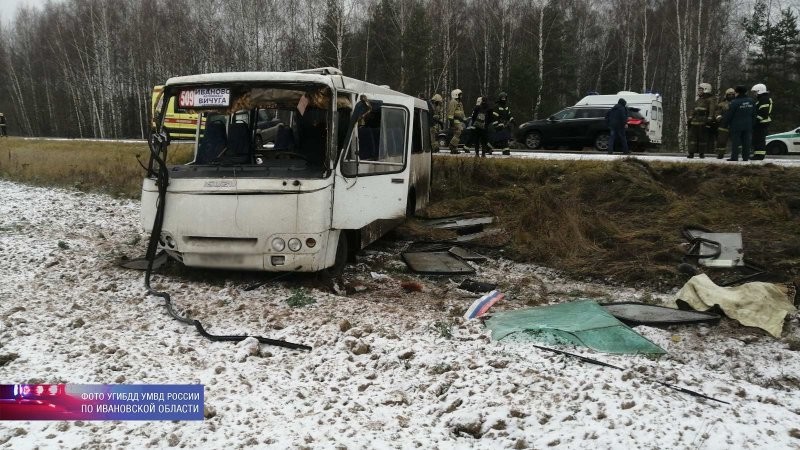 Авария дня. В Ивановской области водитель при обгоне отправил автобус в кювет